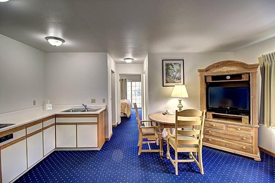 Days Inn & Suites By Wyndham Lolo Ngoại thất bức ảnh