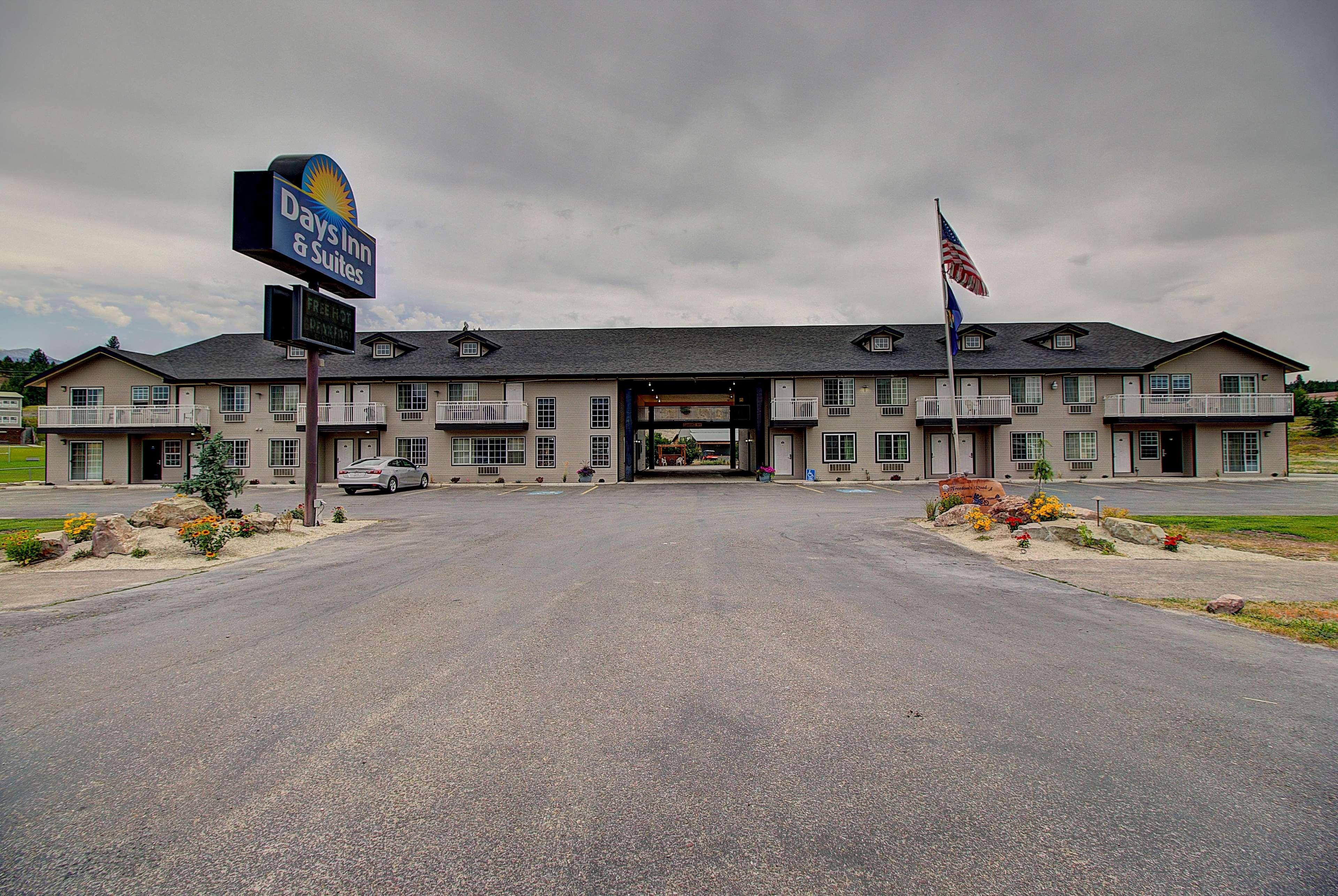 Days Inn & Suites By Wyndham Lolo Ngoại thất bức ảnh