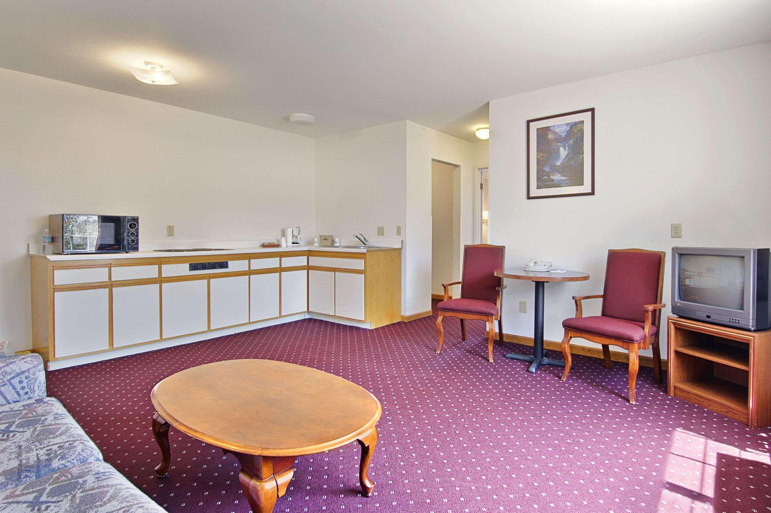 Days Inn & Suites By Wyndham Lolo Ngoại thất bức ảnh
